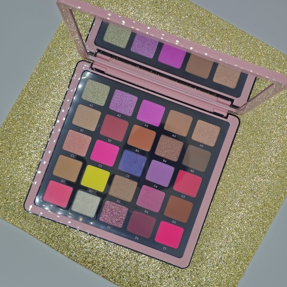 Anastasia Beverly Hills Norvina Pro Pigment Palette Vol 4 - Picture 2 of 4